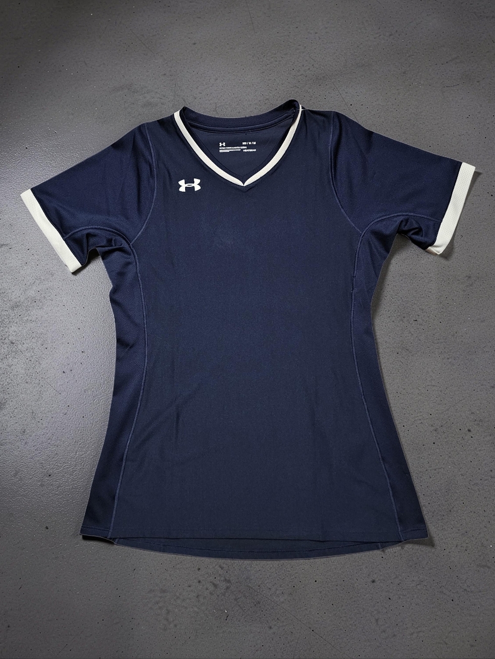 UNDER ARMOUR Navy Athletic V-Neck Top with White Trim. Size M. NWT!